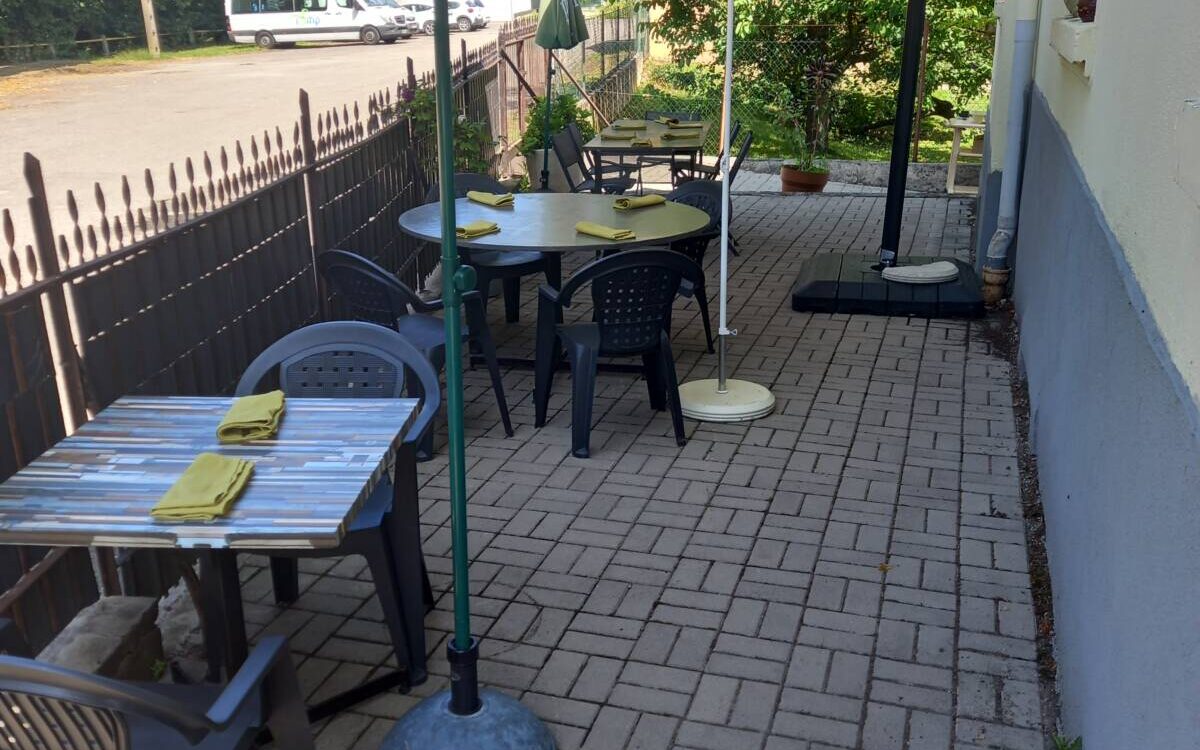 La terrasse est ouverte &agrave; Alc&ocirc;ve pr&egrave;s de Froeningen Pfastatt